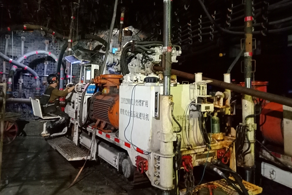 1645667523195746.jpg 施工大孔徑鉆孔超前治災(zāi).jpg