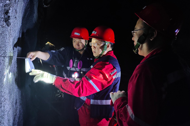 2——研以致用 在全力抓好調查研究中推動工作_副本.jpg