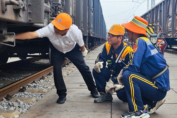 1694480766328667.jpg 緊盯關(guān)鍵部位_副本.jpg