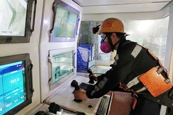 1699059354444606.jpg 2——小莊礦40302 工作面智能化集控臺.jpg