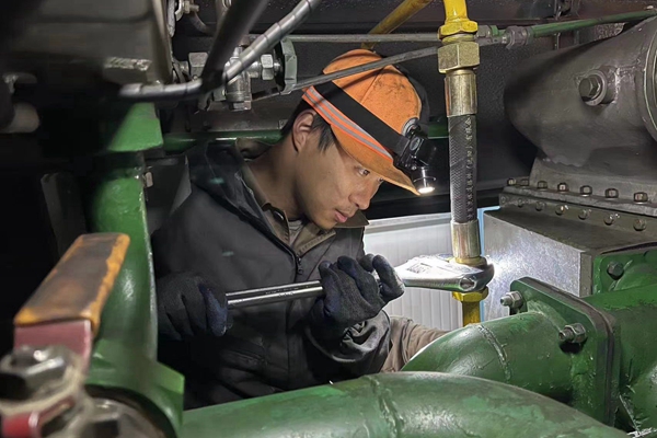 1704160927491756.jpg 機(jī)車檢修工_副本.jpg