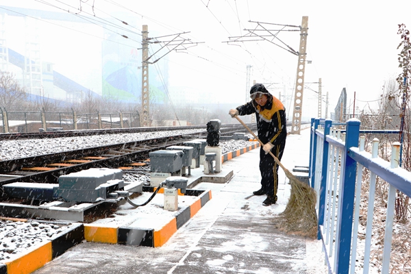 1705303735755916.jpg 青安崗線路巡查清理積雪_副本.jpg