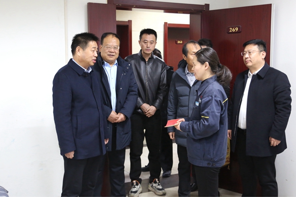 1707025530582260.jpg 2.慰問困難職工陳麗娜_副本.jpg