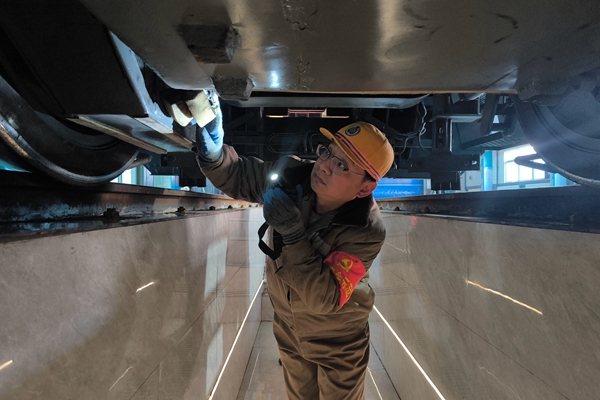 1707721959736382.jpg 劉彥軍檢修機車.jpg