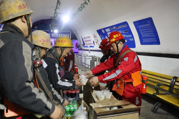 1710918189189931.jpg 4.深情慰問(wèn)_副本.jpg