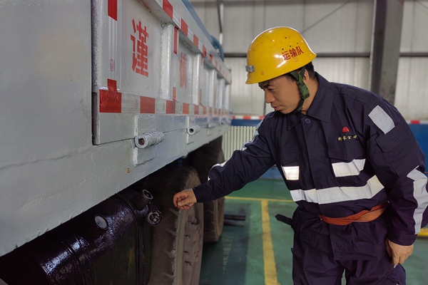 1711353186853356.jpg 技術能手排查車輛隱患_副本.jpg