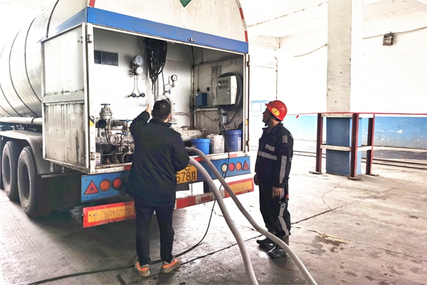 1717731736117500.jpg 圖片1:地面液態(tài)二氧化碳充罐現(xiàn)場_副本.jpg