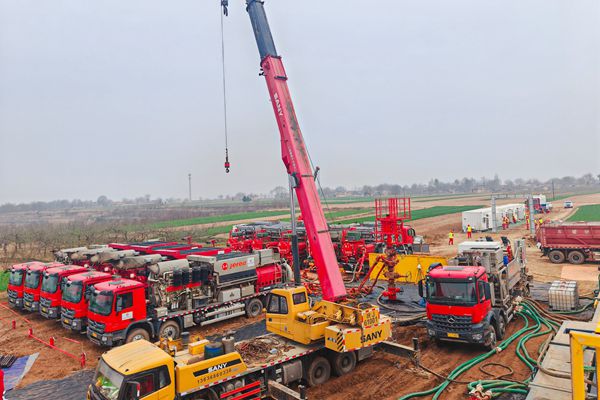 1719907914653845.jpg 2 壓裂現(xiàn)場_副本.jpg