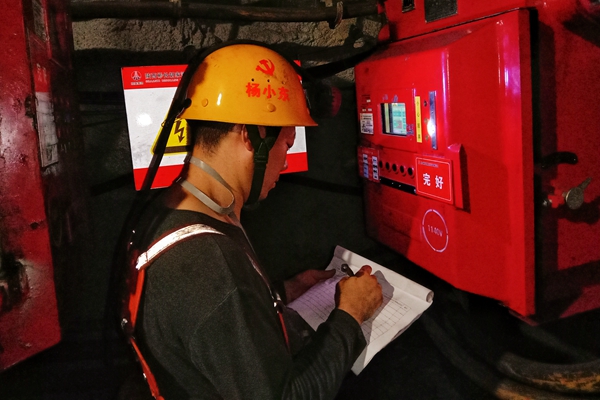 1725614141193475.jpg 第二段,黨員亮身份_副本.jpg