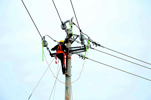 1729041231765152.jpg 水泥桿作業(yè)_副本.jpg