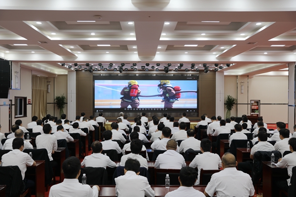 1729841823153089.jpg 第一段:安全警示教育會觀看《一絲一毫 不能放松》宣傳片_副本.jpg