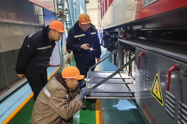 1738911175194612.jpg 機(jī)車防寒檢查_副本.jpg