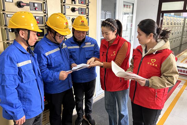 1740638497670301.jpg 女職工擔(dān)任安全協(xié)管員_副本.jpg