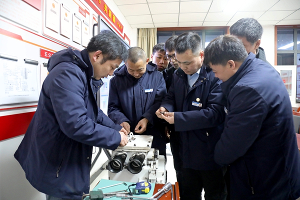 1744343761108169.jpg 1 技術(shù)人員培訓_副本.jpg