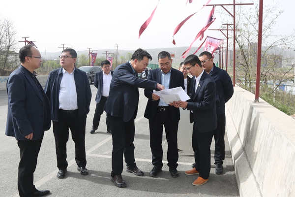 公司黨委書(shū)記、董事長(zhǎng)焦小年到水北集運(yùn)站項(xiàng)目現(xiàn)場(chǎng)_副本.jpg