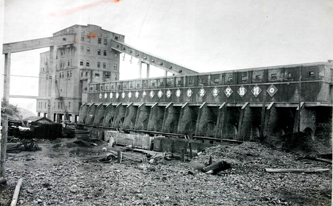 1747124835204488.jpg 二、實踐圖譜 薪火相傳映初心——1.“一五”時期建設中的王石凹礦_副本.jpg