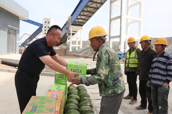 1747298111956992.jpg 現場慰問 (1)_副本.jpg