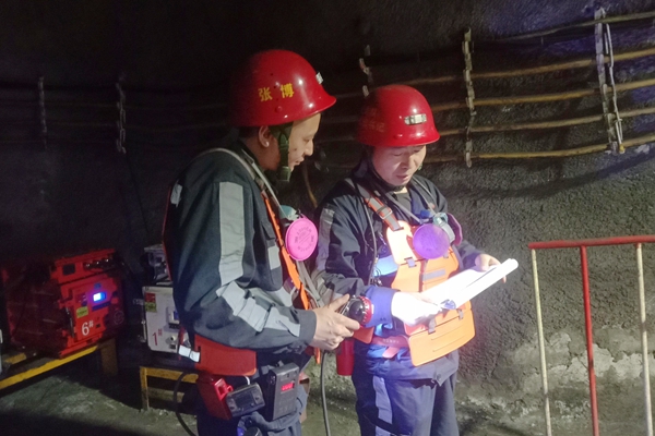 1750389720112158.jpg 第一段,機電隊黨員攻堅隊井下隱患排查_副本.jpg