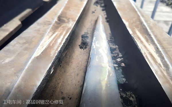 1751442077191231.jpg 高錳鋼轍岔心修復(fù)_副本.jpg