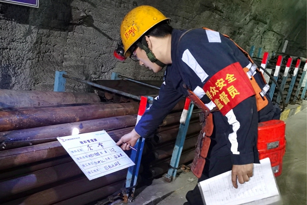 1757041851213701.jpg 1.群安員上崗查隱患_副本.jpg