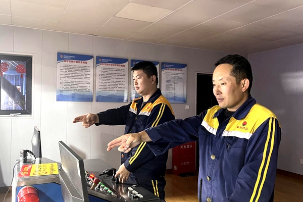 1757471030147097.jpg 裝車作業(yè)_副本.jpg