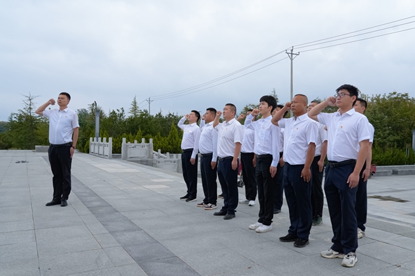 1757553235212615.jpg 重溫入團(tuán)誓詞_副本.jpg