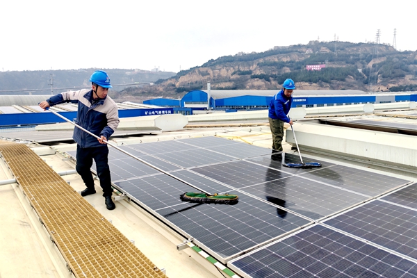 1764210480360798.jpg 擦洗光伏板_副本.jpg