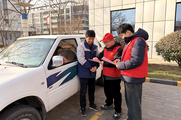 1764723658140771.jpg 1.為駕駛員發放交通安全宣傳資料_副本.jpg